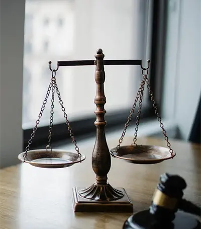  Scale and gavel.